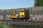 So blieb mir nur dieser Nachschuss eines Rottenkraftwagen Klv 53 der Hans Strube Gleisbau Hochbau Tiefbau GmbH, als sich ein ICE 1 sich davor schob. Unterwegs in Richtung Lüneburg