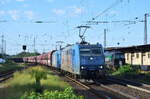 185 530 kommt mit einem leeren Kohlependel aus Salzgitter durch Lüneburg gen Hamburg gefahren.

Lüneburg 15.07.2023