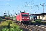 185 342 fährt mit einem bunten Hackschnitzelzug durch Lüneburg in Richtung Hamburg.

Lüneburg 15.07.2023