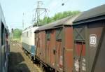 Als man noch die Fenster von Reisez�gen �ffnen konnte und die Deutsche Bahn noch St�ckgut in klassischen G-Wagen transportierte: RE 3927 (Bielefeld Hbf–Uelzen) und Dgs 52874 (Hannover Hgbf–Maschen Rbf, mit 150 123) warten am 21.07.1995 w�hrend einer Signalst�rung im Betriebsbahnhof Gar�en auf die Weiterfahrt Richtung Eschede.