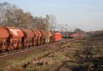 GC 62104 (Flensburg-Weiche–Bebra Rbf) und GM 60204 (Beddingen–Hamburg-Waltershof) begegnen sich am 24.03.2012 zwischen Radbruch und Winsen (Luhe); rechts hat die Baufeldfreimachung f�r den