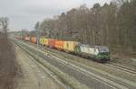 Vectron 193 224 mit einem farbenreichem Containerzug kürzlich nach dem Bahnhof Radbruch.