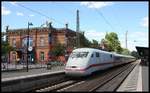 Ein ICE 1 braust hier um 14.59 Uhr am 2.7.2018 durch den Hundertwasser Bahnhof Uelzen in Richtung Hannover.