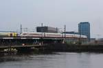 Am 04.04.2019 verlässt ein ICE 4 nach München den Hauptbahnhof Hamburg über die Oberhafenbrücke.