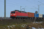 Bei DB Regio haben sie schon lange ausgedient, nun hat die 120 205-0 schwerere Lasten am Haken, 14.02.21 nördlich von Scheeßel