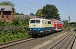 Am 07.07.2023 durchfährt die 111 025-3 von Train4Train GmbH mit einem Dopppelstockwagen den Bahnhof Rothenburg/Wümme
