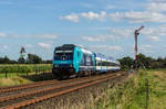 245 205 fährt mit einem RE bei Risum-Lindholm in Richtung Niebüll, aufgenommen am 14. August 2017.