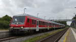 Eine Marschbahn Ersatzgarnitur steht am Abend des 9.7.2018 um 20:37 als RE6 Westerland - Hamburg Altona im Bahnhof Morsum