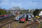 Geschäftiges Treiben im Bahnhof Westerland. Ein regelrechtes  Wimmelbild  konnte ich am Morgen des 03. Mai 2019 anfertigen. Hier sieht man in geballter Form, was der Bahnverkehr auf Sylt zu bieten hat. Von links nach rechts: Die beiden Leihloks 218 488 und 402 von RP Railsystem rangieren den Sylt Shuttle zur Autoverladeanlage zum Festland. Ein Diesel Vectron von RDC pausiert mit einer Garnitur des Autozug Sylt.  Wanderdüne  629 503 hat gerade Einfahrt in den Bahnhof als D 1410 aus Bredstedt. Die 245 023 wartet auf ihren nächsten Einsatz vor einem Sylt Shuttle. Die Abstellanlage für Reisezüge ist gut gefüllt. 218 397 und 344 werden in wenigen Augenblicken  die Garnitur des IC 2311 nach Stuttgart HBF an den Bahnsteig drücken. Immer wieder erstaunlich, wie großstädtisch die Insel aus dieser Perspektive wirkt. 