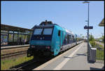 NOB 245209-2 schiebt hier ihren Personenzug aus Westerland kommend am 29.5.2020 um 12.14 Uhr aus Gleis 2 in Klanxbüll.
