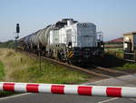 Die erst im August 20 abgenommene Vossloh DE 12 (4125 008-7) bringt den  Benzinzug  von Sylt zum Festland zurück. Sie hat die bisher in diesem Dienst tätige 275 820 von CFL abgelöst. Aufnahme: Bahnübergang bei Keitum, 23.9.20).