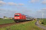 245 027 mit dem RE 11024 (Hamburg Altona-Westerland(Sylt)) in Lehnshallig 29.5.21