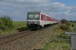 Von Westerland (Sylt) kommend befinden sich 928 502 und 628 503 als RE 6 am 05.09.2021 zwischen Keitum und Morsum auf der Fahrt nach Hamburg-Altona.