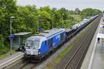 Täglich verkehren bis zu 26 Autozüge von RDC Autozug Sylt GmbH zwischen Niebüll und Westerland und umgekehrt, am 04.06.2022 durchfährt 247 909 mit einem von ihnen den Bahnhof