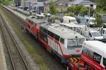Nachschuss auf den von der 218 385-3 und der 218 497-6 beförderten Autozug am 04.06.2022 im Bahnhof Morsum.