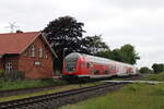 Am Morgen des 02.06.2022 fährt der Ersatzzug mit Doppelstockwagen auf dem RE6 nach Hamburg-Altona durch Stedesand.