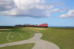 DB 245 021 fährt mit einem gut ausgelasteten SyltShuttle-Autozug über die Hindenburgdamm und erreich hier gerade das Festland zur Fahrt nach Niebüll.