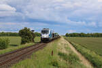 SIEAG 247 909  Anne  passiert mit einem  blauen Autozug  im Dienste der RDC Autozug GmbH das Einfahrvorsignals des Betriebsbahnhofs Lehnshallig zur Fahrt nach Westerland(Sylt). (31.05.2022)