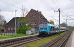 Mit dem RE 7 nach Westerland rauscht 245 004-7 am 17.04.2024 durch den Bahnhof Glückstadt