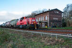 Ein Kesselwagenzug aus Richtung Niebüll passiert den Bahnhof Stedesand, 30.10.2025