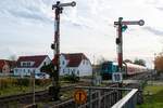 Bahnhof Klanxbüll, Blickrichtung Niebüll, mit Einfahrt eines Regionalzuges am 31.10.2025