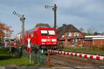 Ein Sylt-Shuttle passiert den Bahnhof Klanxbüll auf der Fahrt nach Niebüll, 31.10.2025
