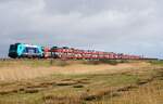 Am 10.04.2026 zieht 245 212-6 bei Keitum einen Sylt-Auto-Shuttle von Niebüll nach Westerland