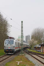 Am 13.04.2026 fährt 248 502-7 mit dem IC 2375 von Westerland nach Hamburg-Altona in Husum ein. Den Stromabnehmer kann die Lok hier nicht verwenden, denn der Bahnhof besitzt lediglich eine Oberleitungsninselanlage zur Beladung der Akkus der Triebzügen der Baureihe 526.