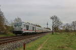 Der  Bonus IC  am 27.4.26 auf dem Weg von Hamburg nach Westerland auf Sylt, gezogen von einer Dualmode-Vectron welche eigentlich eine ICE-L Einheit auf die Insel bringen sollte. Grade hat der Zug den Bahnhof Heide verlassen und f�hrt weiter in Richtung Husum