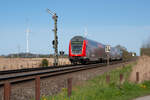Ein Regionalzug Westerland - Hamburg-Altona hat Einfahrt in den Bahnhof Klanxb�ll (28.04.2026).