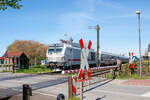 Am 28.04.2026 f�hrt eine neue Siemens Vectron (248 503) mit alten Intercity-Wagen in Richtung Hamburg. Aufnahme an der Bahnschranke Wisch in Klanxb�ll.