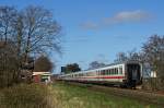 Der aus 11 Waggons bestehende IC 2310 nach Westerland am 05.04.2009 beim Passieren der auch im Jahre 2009 noch besetzten Blockstelle Wittenwurth in der Gemeinde Stelle-Wittenwurth nrdlich von Heide (Holstein).