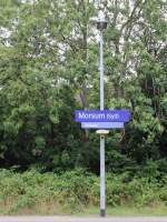 Seit September 2005 sind die Stationen des Kreises Nordfriesland mit friesischen Namen ergänzt worden, gesehen in Morsum – Muasem am 18. August 2015.