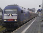 223 001 mit Marschbahn Ersatzzug bei der Ausfahrt aus Niebüll, 29.1.17.