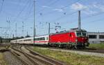 Seit dem 17.06.2023 verkehren zwischen Hamburg und Kopenhagen statt der MF-Triebzüge/IC3 lokbespannte Züge. Dafür haben die dänischen Staatsbahnen DB-IC-Wagen angemietet, die von Vectron-Loks der Reihe BE befördert werden. Am 10.07.2023 zieht die EB 3212 den IC 395 durch Elmshorn in Richtung Hamburg. (Hinweis zum Fotostandort: Außerhalb des DB-Bereichs an einem Zaun am Busbahnhof)

