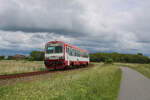 Der ehemalige ÖBB-Triebwagen der Baureihe 5047 (heute T4 der neg mit der Bezeichnung 627 103-4) erreicht auf seiner Fahrt von Niebüll nach Dagebüll Mole in Kürze den Haltepunkt