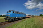 Die ehemalige Ulmer  Zwo18  218 412 wenige Meter nach verlassen des Bahnhofs Fehmarn Burg mit dem IC auf dem Weg nach Lübeck im Burger Gleisdreieck am 26.6.2022. Seit dem September 2022 verkehren auf dem schönsten Abschnitt der Vogelfluglinie zwischen Neustadt in Holstein und der Ostseeinsel Fehmarn nur noch Busse des Schienenersatzverkehrs.