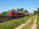 RE 21425 aus Lbeck Hbf passiert am 25.05.09 das kleine Dorf Altenfelde und wird in wenigen Minuten einen kurzen Zwischenhalt einlegen, bevor es ber Bad Oldesloe weiter nach Hamburg Hbf gehen wird.