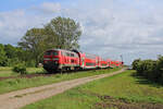 DB 218 470-3 zieht am 28.05.2022 den Strand-Express von Hamburg kommend über die Vogelfluglinie nach Puttgarden auf der Insel Fehmarn und dieselt hier kurz vor der Fehmarnsundbrücke bei