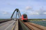 Der letzte Strand-Express des Tages verlässt die Insel Fehmarn über die Fehmarnsundbrücke zur Fahrt nach Hamburg.