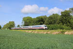 RP 218 402 schiebt am 28.05.2022 den IC 2415 von Fehmarn-Burg nach Hamburg Hbf, hier auf der Vogelfluglinie bei Neukirchen in Holstein.