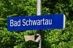 Hier zusehen ist eine Aufnahme des Bahnhofsschildes bzw. der Stationstafel vom Haltepunkt  Bad Schwartau  (ASCH).