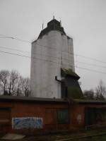 Dieses Silo am Bf. Reinfeld (Holst.) wird in den nchsten Jahren Geschichte sein. Bis 2013 soll eine neue Brcke einen B ersetzen, wozu fast alle Schuppen und das Silo abgerissen werden mssen. Auerdem werden die P+R Anlage und die Fahrradunterstnde Ausgebaut.