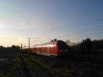 RE 21422 Hamburg Hbf - Lbeck Hbf fhrt am 25.01.09 bei tiefstehender Sonne durch Altenfelde Richtung Lbeck.