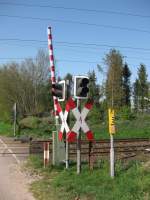 Eine Schrankenanlage am Km 10.2 an der Kbs 140 Hamburg - Lbeck am 16.04.09 bei Reeke.