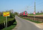 RE 21427 Lbeck Hbf - Hamburg Hbf bei der Ortausfahrt in Reinfeld Richtung Altenfelde am 16.04.09.