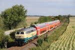 218 460 schiebt ihren Fehmarn-Strandexpress auf dem Weg nach Puttgarden vorbei an Niendorf auf Fehmarn im August 2018