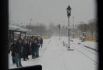 Am 23.12.2010 war die Strecke Flensburg - Kiel geprägt vom Schnee. Während weiter nördlich in Rieseby Schneewehen auf der Strecke zu sehen waren, war auch der Bahnhof Eckernförde verschneit. Blick durch die Tür des LINT 41. Das Bild zeigt den Zustand des Bahnhofs Eckernförde noch vor der Realisierung des ESTW.