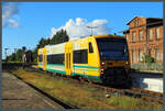 Im Bahnhof Karow wechselt 650 068 der ODEG am 23.08.2025 die Fahrtrichtung, um die Fahrt nach Plau am See fortzusetzen. Im Hintergrund ist das Stellwerk B2 zu sehen.