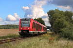 Zwei Lint 41 Triebwagen der Städtetorlinie als RE2 auf dem Weg von Bad Kleinen in Mecklenburg in die Hansestadt Lübeck wenige Meter hinter dem idyllischen Bahnhof Grieben